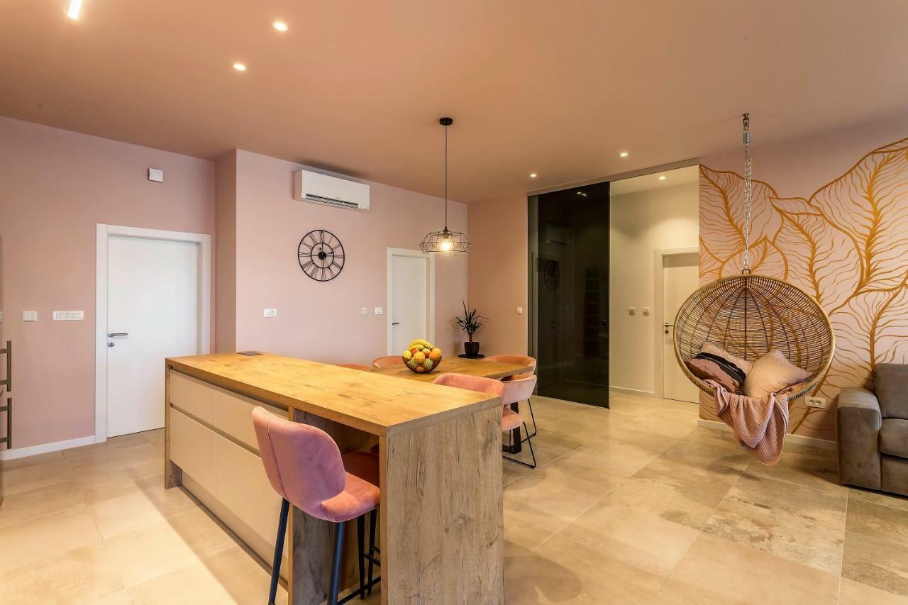 Luxury Apartment With Hot Tub Omiš Eksteriør bilde